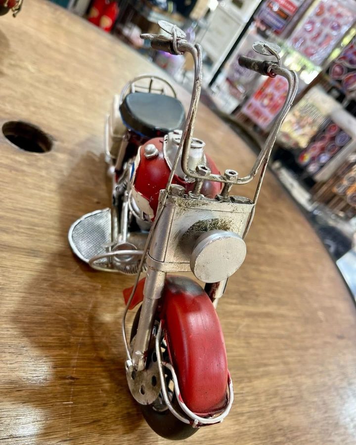 Moto decorativa de metal roja