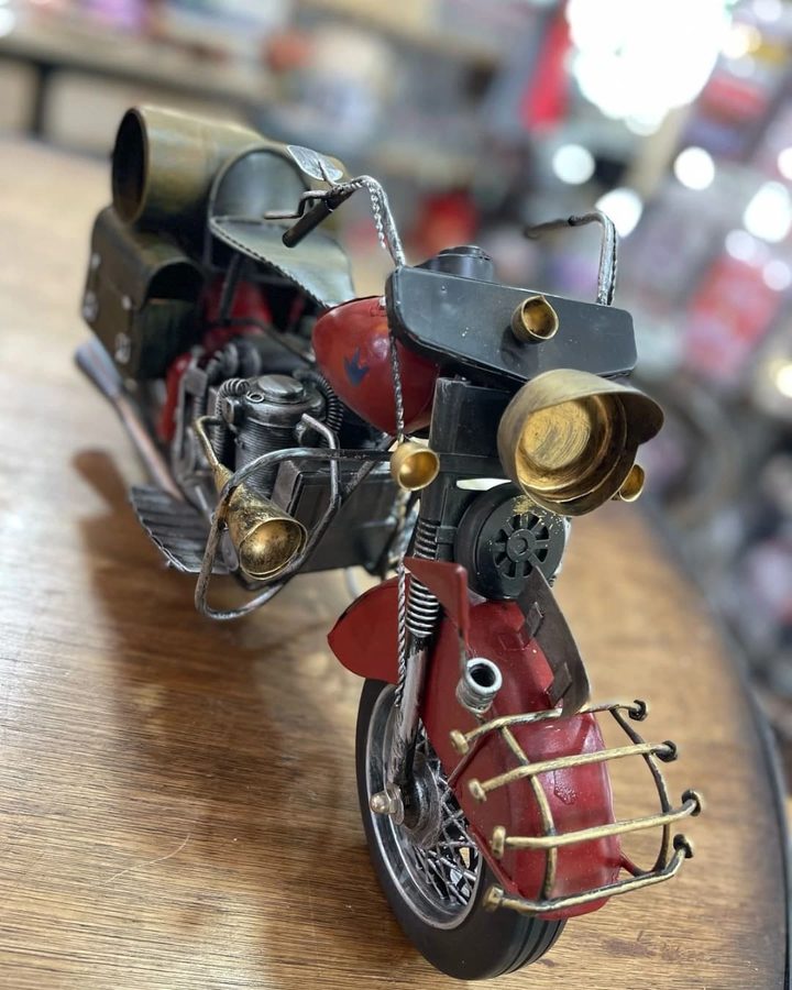 Moto decorativa de metal roja y gris