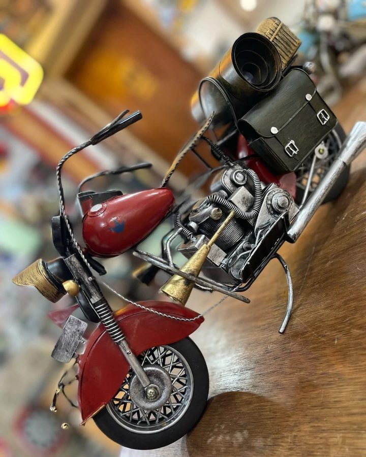Moto decorativa de metal roja con alforjas