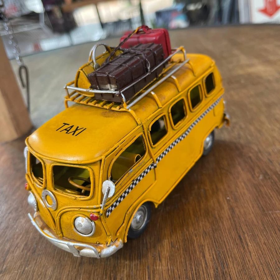 Kombi VW Taxi amarilla de latón