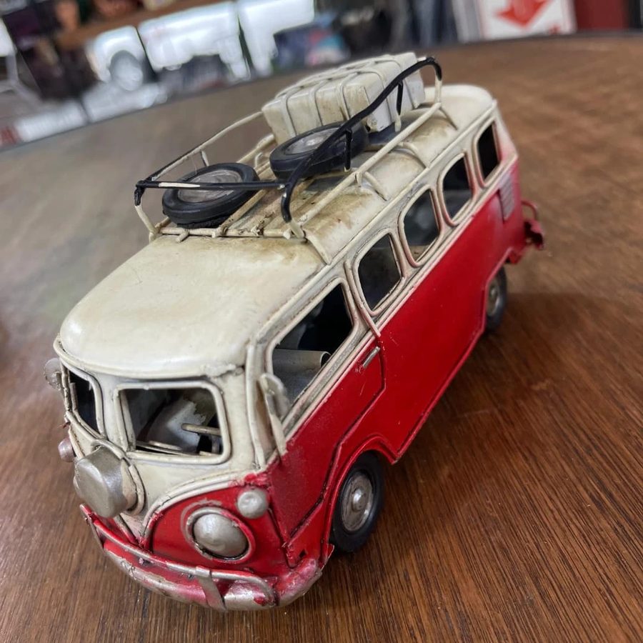 Kombi VW roja y blanca de latón