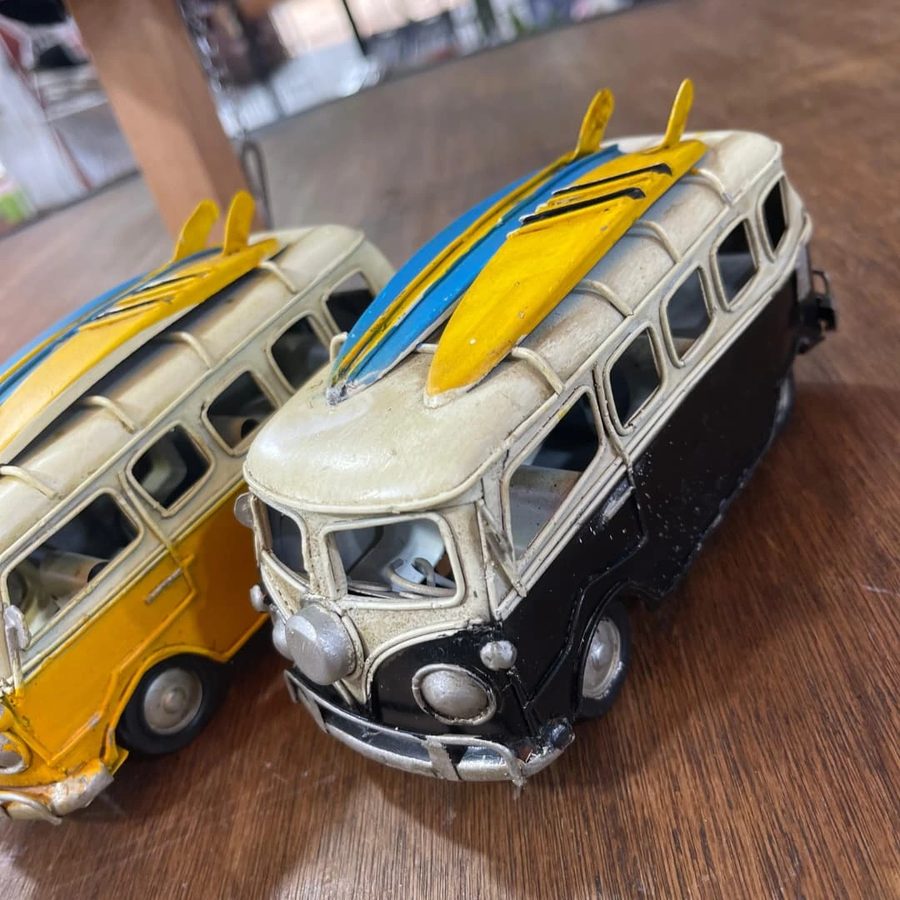 Kombi VW negra con tablas de surf