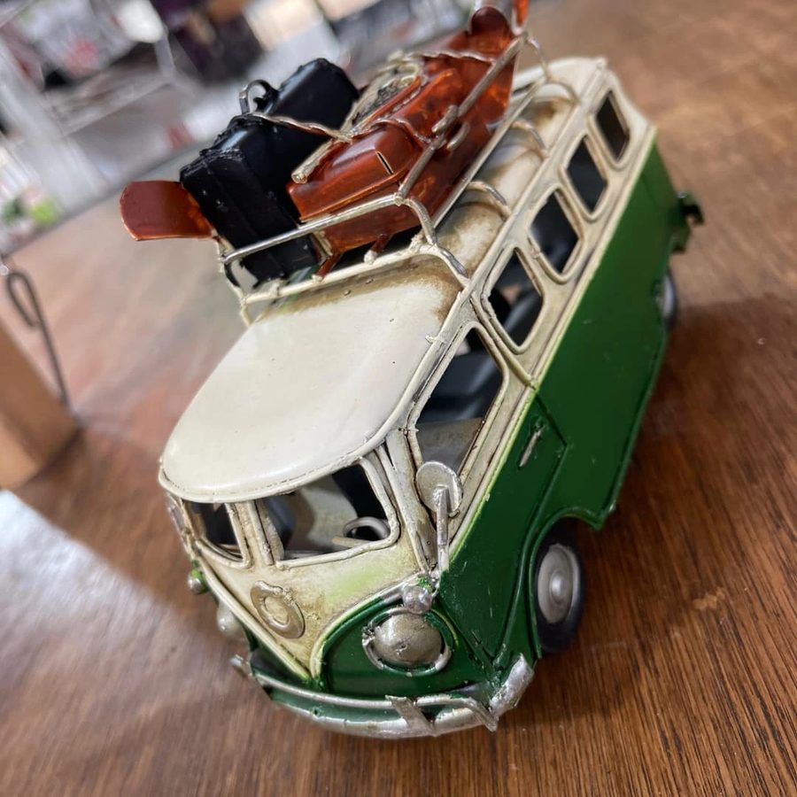 Kombi VW verde y blanca de latón