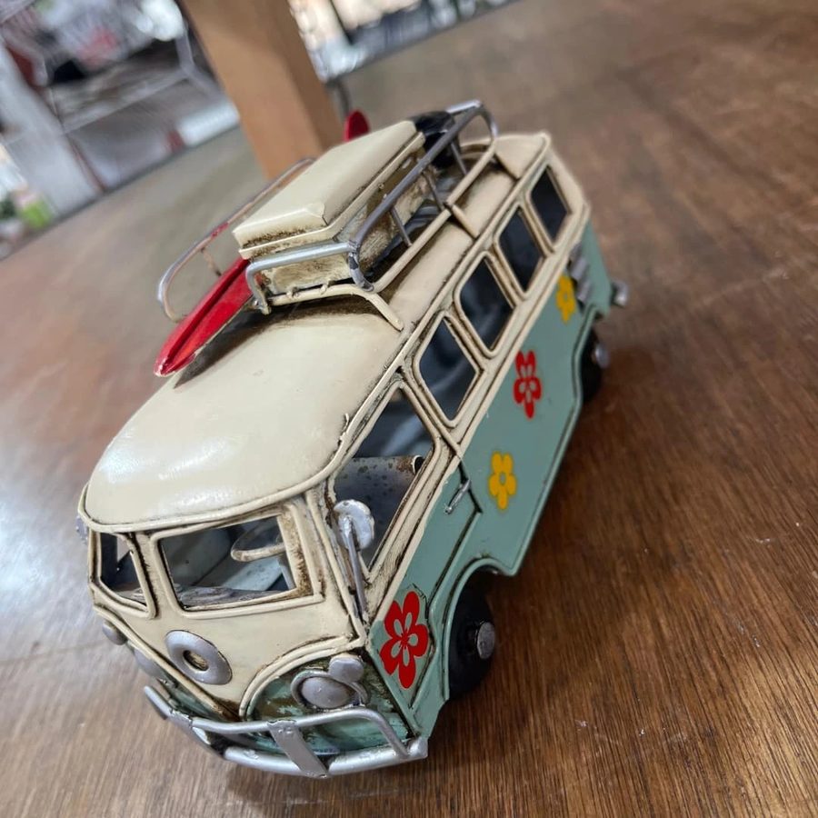 Kombi VW celeste con flores