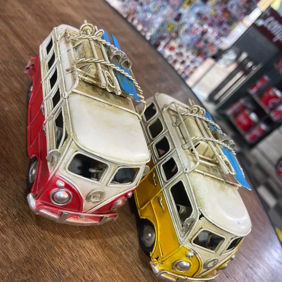 Kombi VW roja y amarilla con tablas de surf