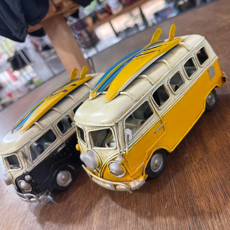 Kombi VW amarilla con tablas de surf – foto 2