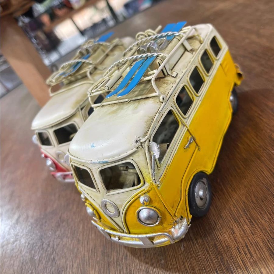 Kombi VW amarilla con tablas de surf