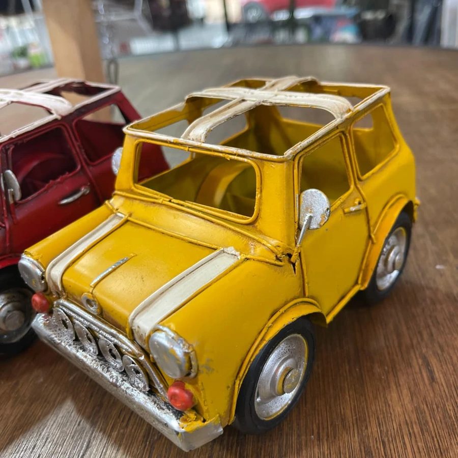 Mini Cooper amarillo de latón