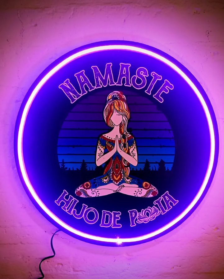 Cuadro luminoso Namaste – Mujer meditando