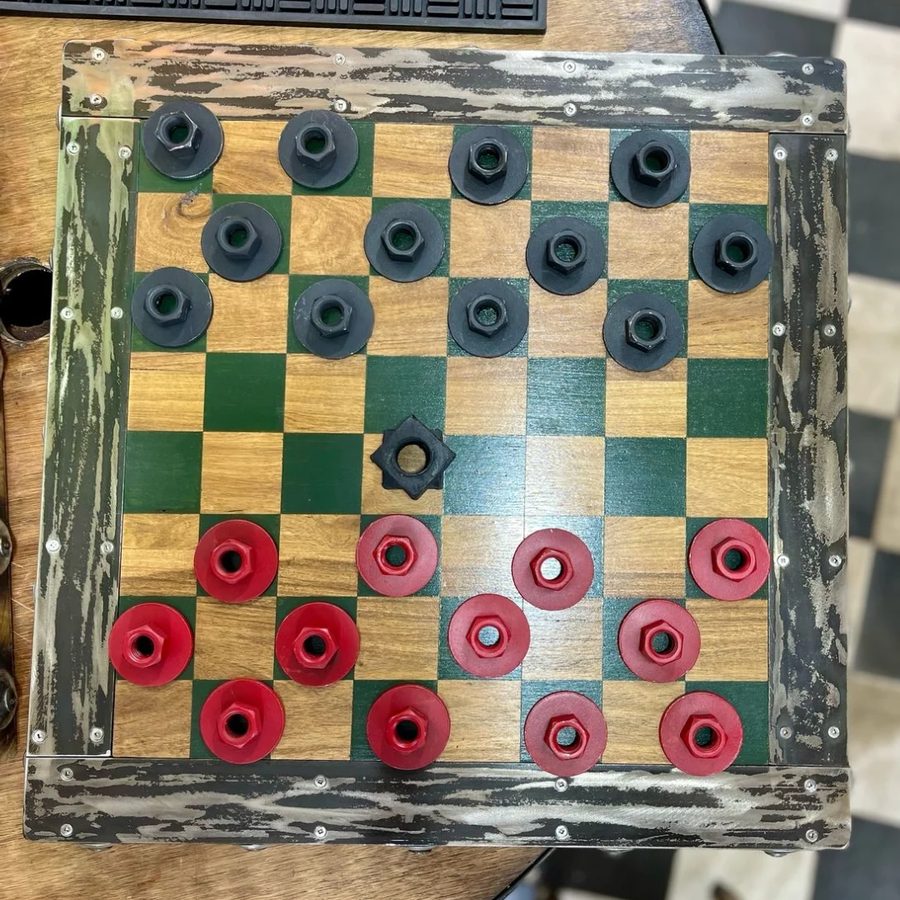 Juego de damas de madera con fichas rojas y negras – foto 2