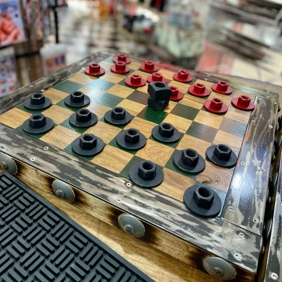 Juego de damas de madera con fichas rojas y negras