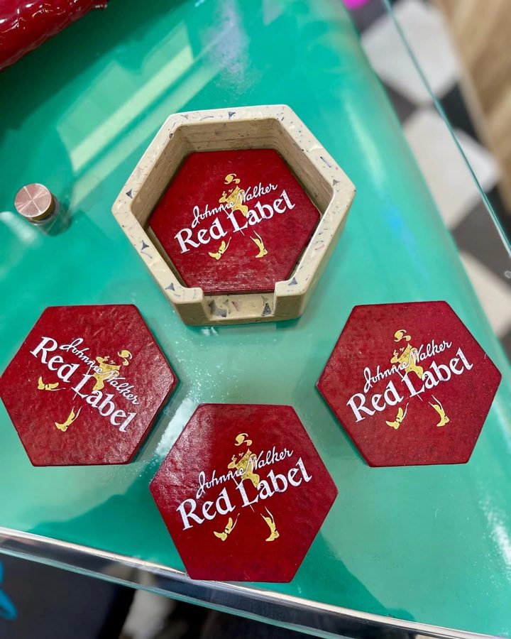 Set de 4 posavasos hexagonales Johnnie Walker Red Label
