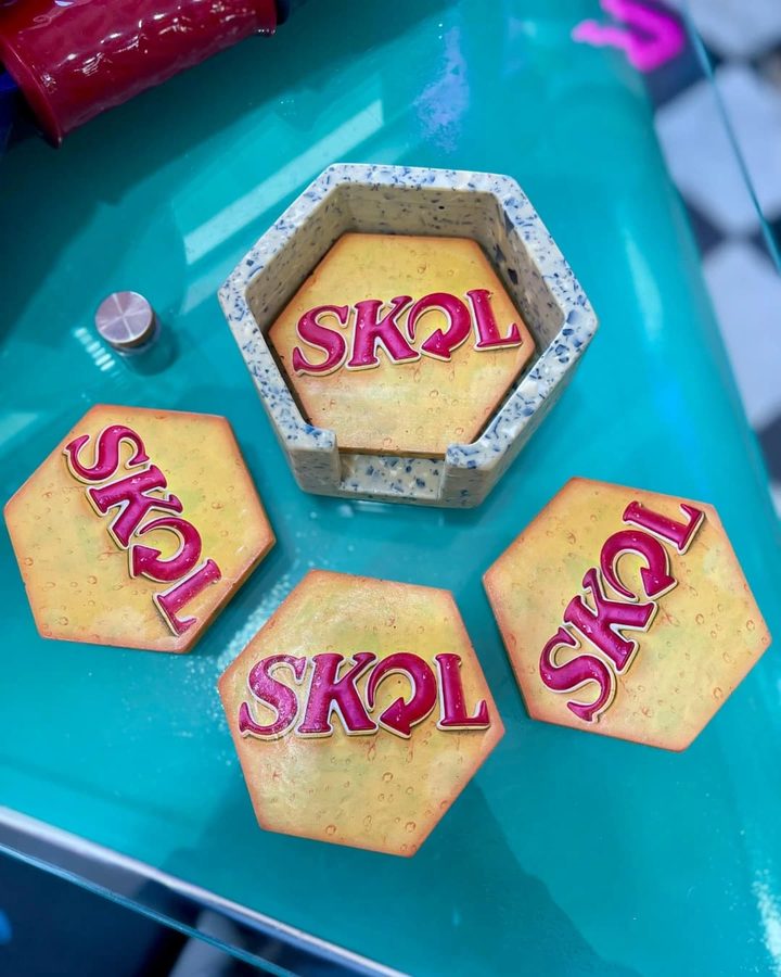 Set de 4 posavasos hexagonales Skol