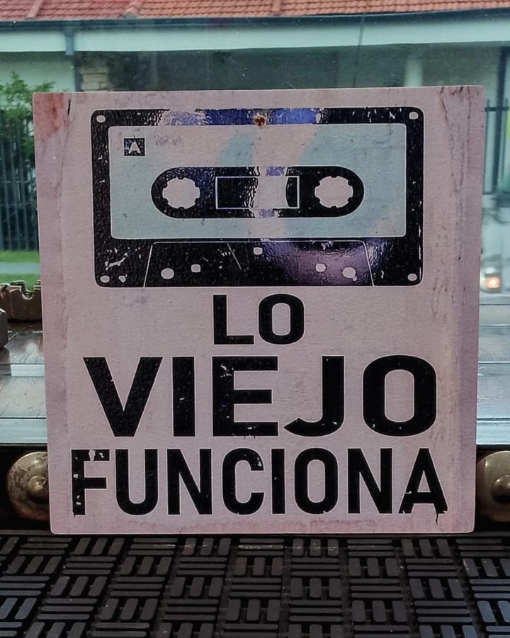 Cuadro Lo viejo funciona (casete)