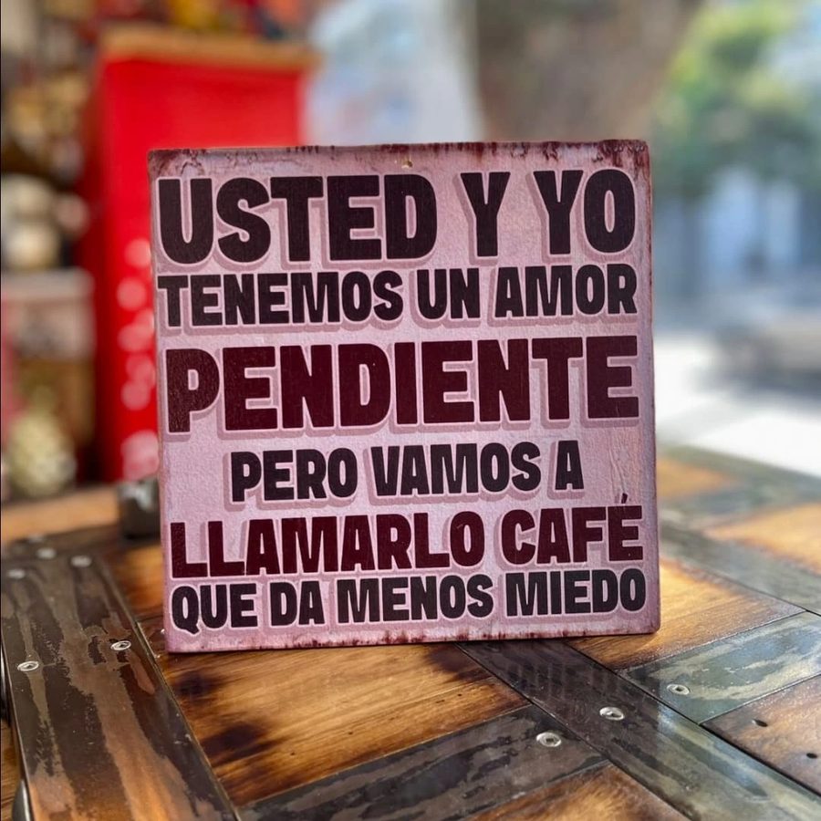 Cuadro Usted y yo tenemos un amor pendiente, pero vamos a llamarlo café