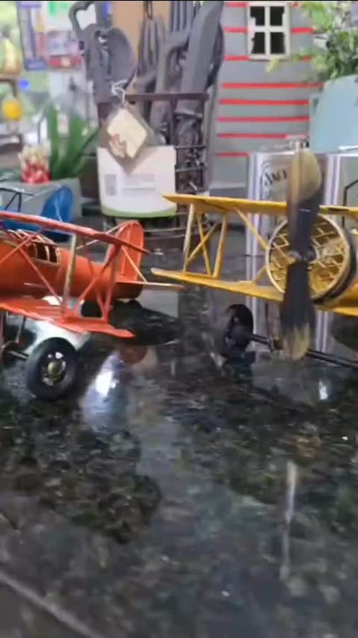 Avión biplano de latón