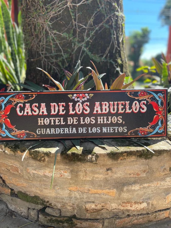 Cuadro Casa de los abuelos hotel de los hijos guardería de los nietos