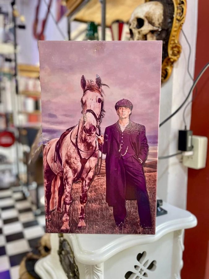 Cuadro Hombre con gorra y caballo blanco