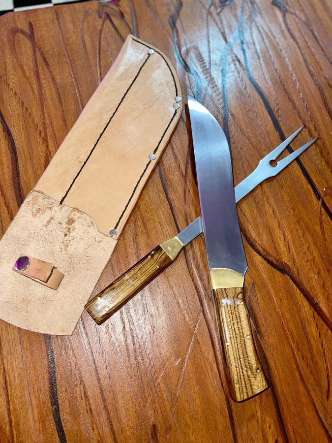 Set cuchillo y trinche mango de madera con funda de cuero – foto 2
