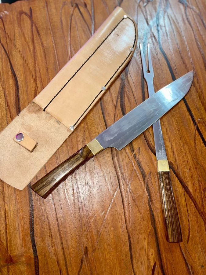 Set cuchillo y trinche mango de madera con funda de cuero – foto 4