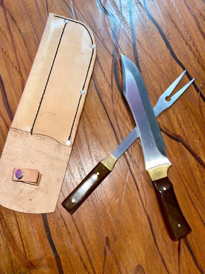 Set cuchillo y trinche mango de madera con funda de cuero