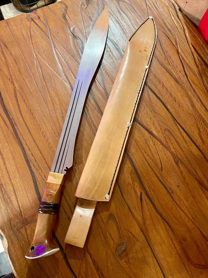 Cuchillo largo mango de madera con funda de cuero