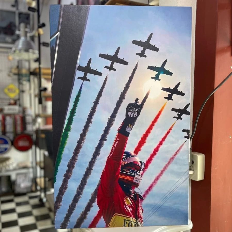 Cuadro Piloto de F1 y aviones con humo tricolor – foto 2