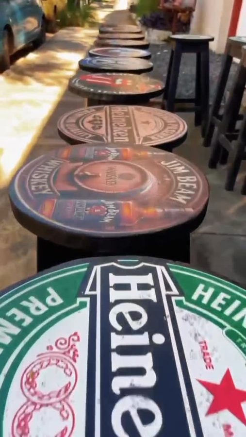 Butacas de bar con logos (Heineken)