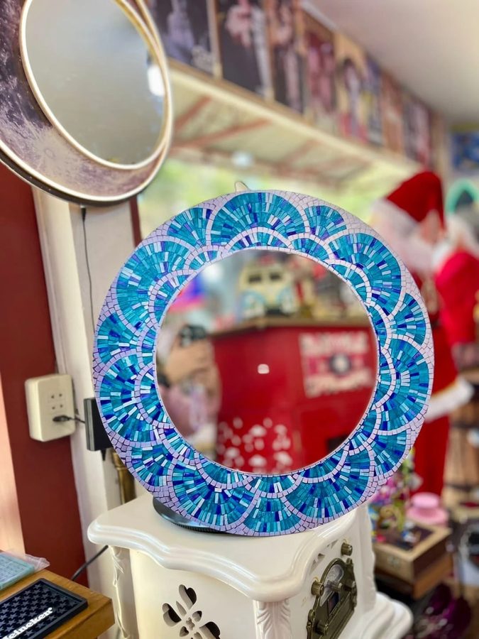 Espejo redondo con marco de mosaico azul