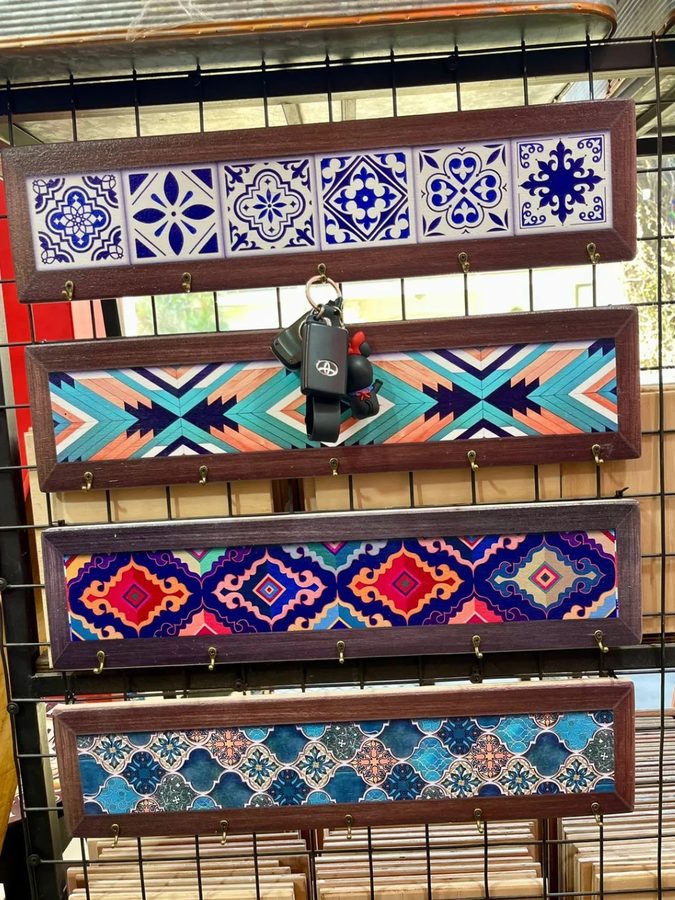 Porta llaves con motivos de azulejos y étnicos