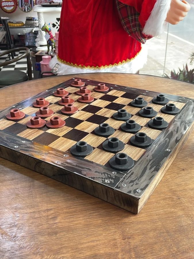 Juego de damas de madera rústica
