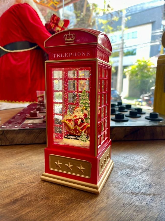 Cabina telefónica de Londres roja con Papá Noel