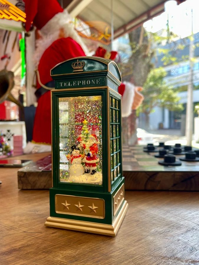 Cabina telefónica de Londres verde con Papá Noel