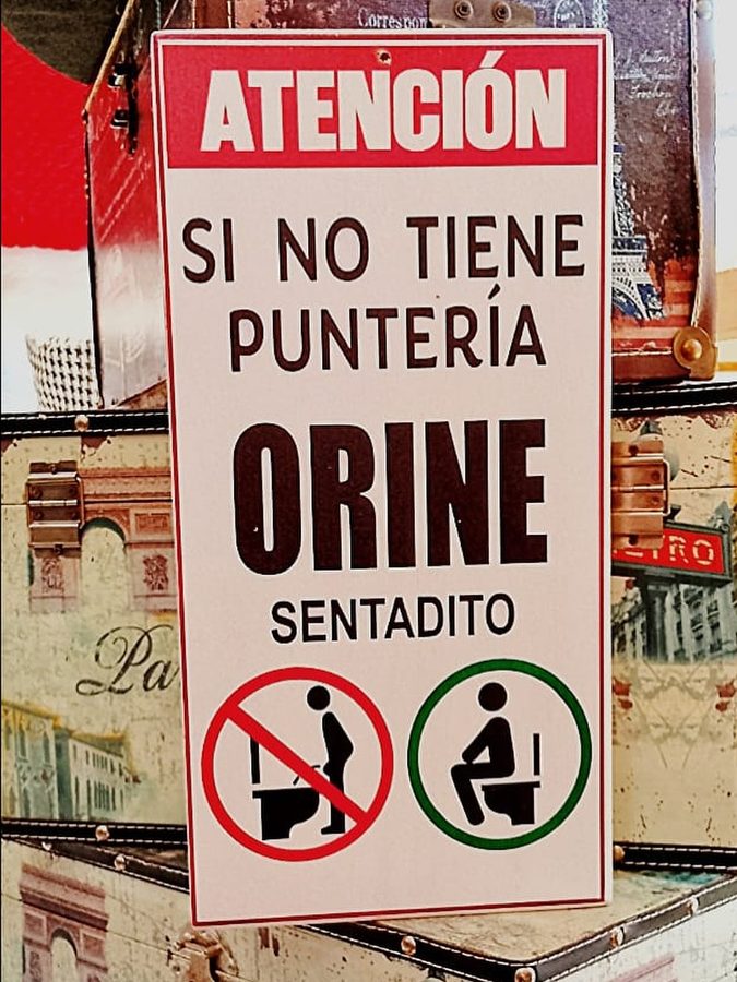 Cartel Atención: si no tiene puntería orine sentadito