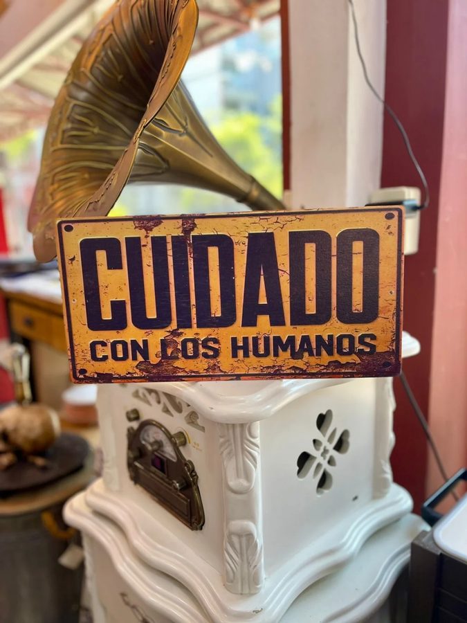 Chapa decorativa Cuidado con los humanos