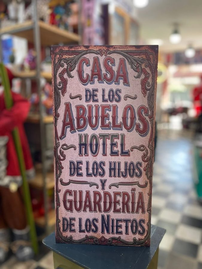Cartel Casa de los abuelos hotel de los hijos guardería de los nietos