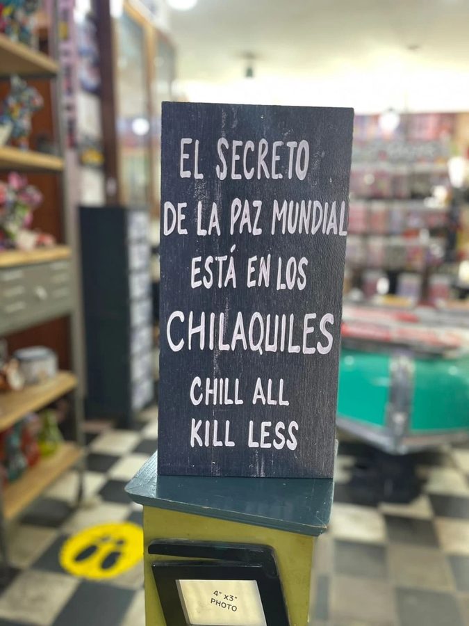 Cartel El secreto de la paz mundial está en los chilaquiles