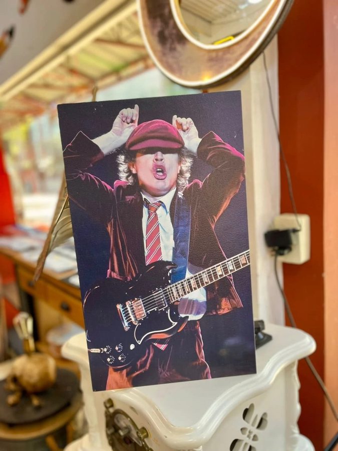 Cuadro Guitarrista con uniforme escolar