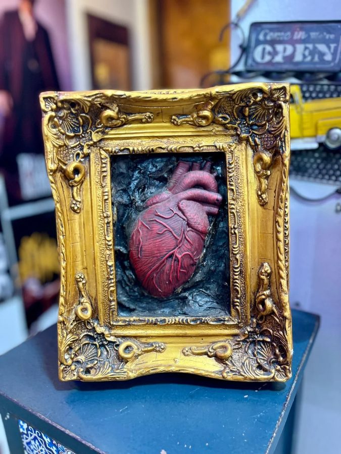Cuadro Corazón en relieve marco dorado