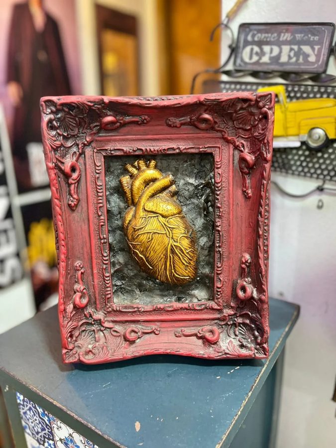 Cuadro Corazón dorado en relieve marco rojo