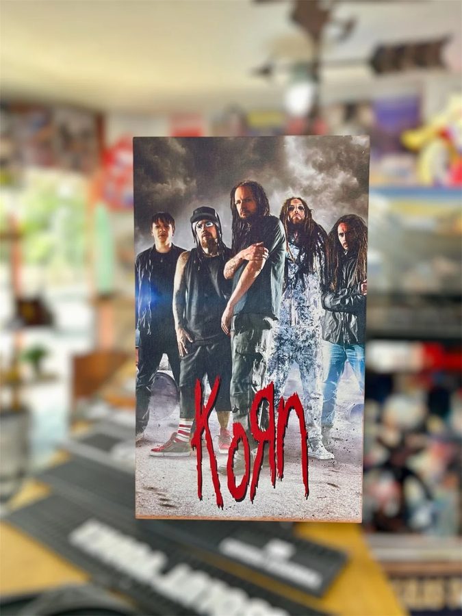 Cuadro Korn – foto de la banda con logo rojo
