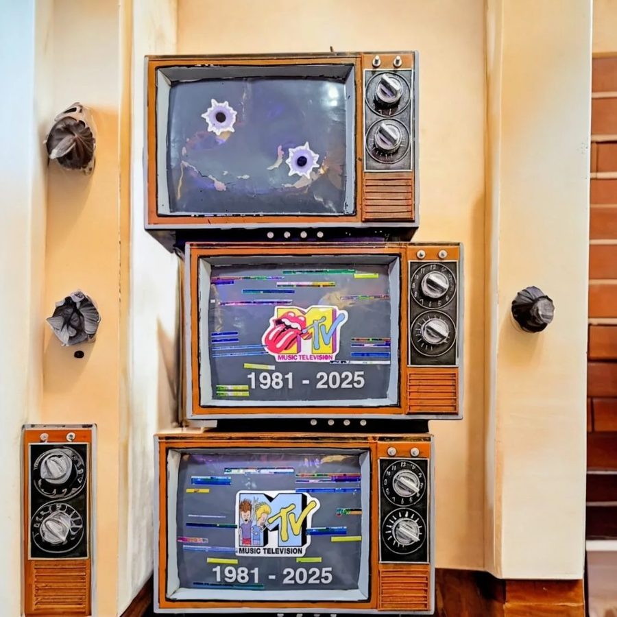 Televisor retro decorativo de latón – edición MTV 1981-2025