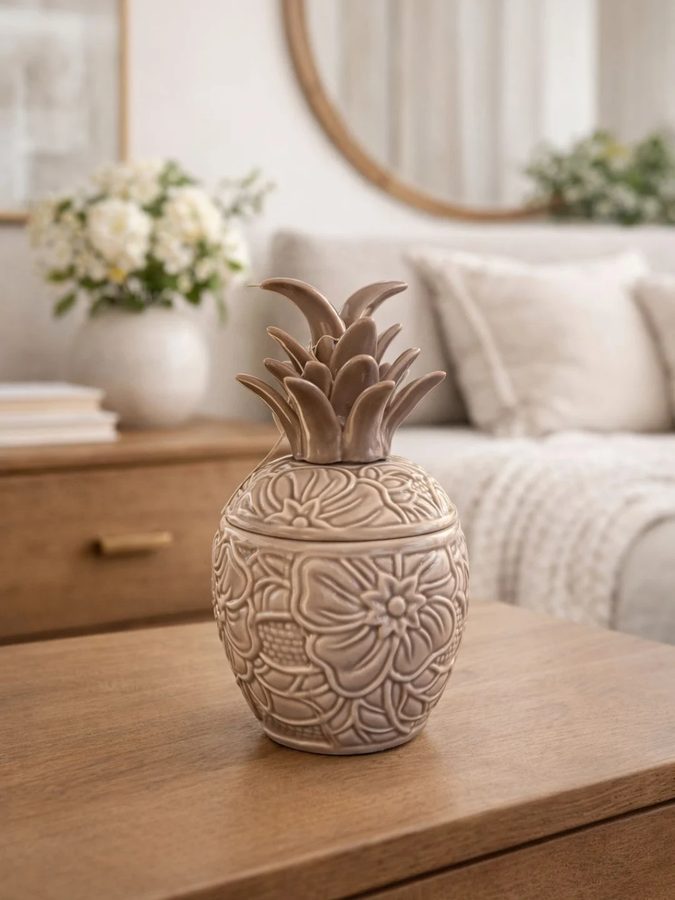 Piña decorativa – con relieve floral en tono claro