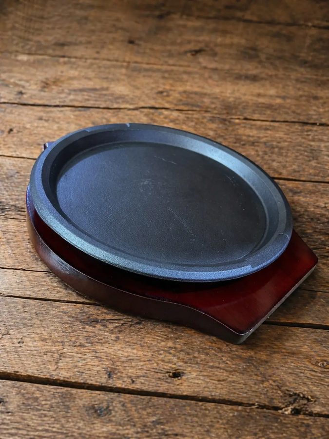 Plato de hierro fundido con base de 26 cm