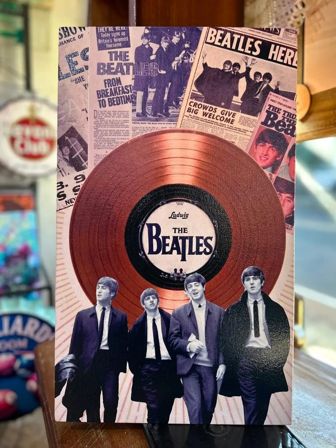 Cuadro The Beatles (disco y recortes de diario)
