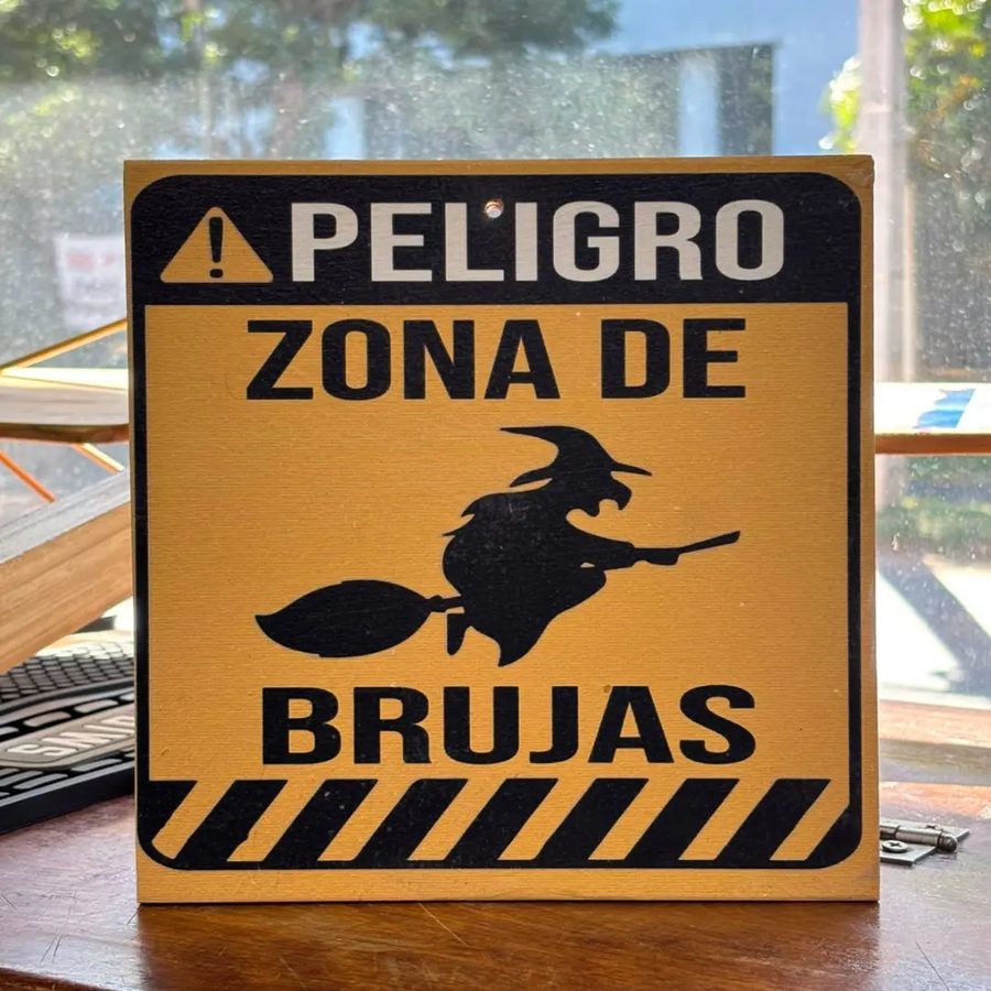 Chapa humorística – Peligro: Zona de brujas