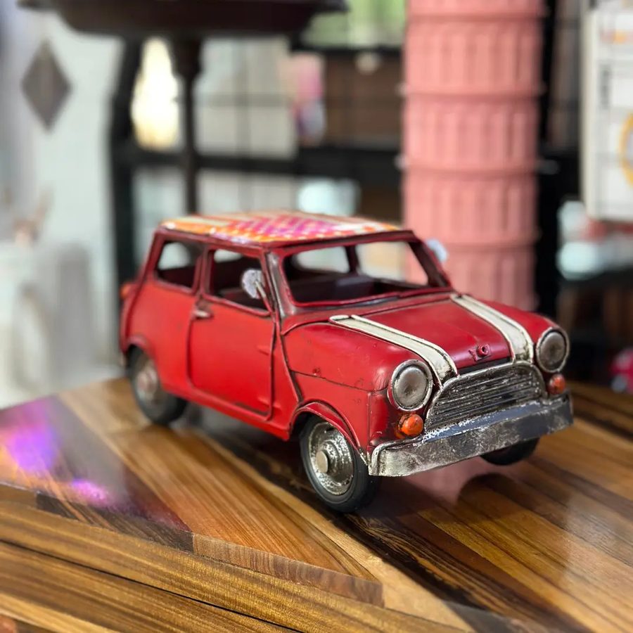 Réplica decorativa de auto clásico rojo – con franjas blancas