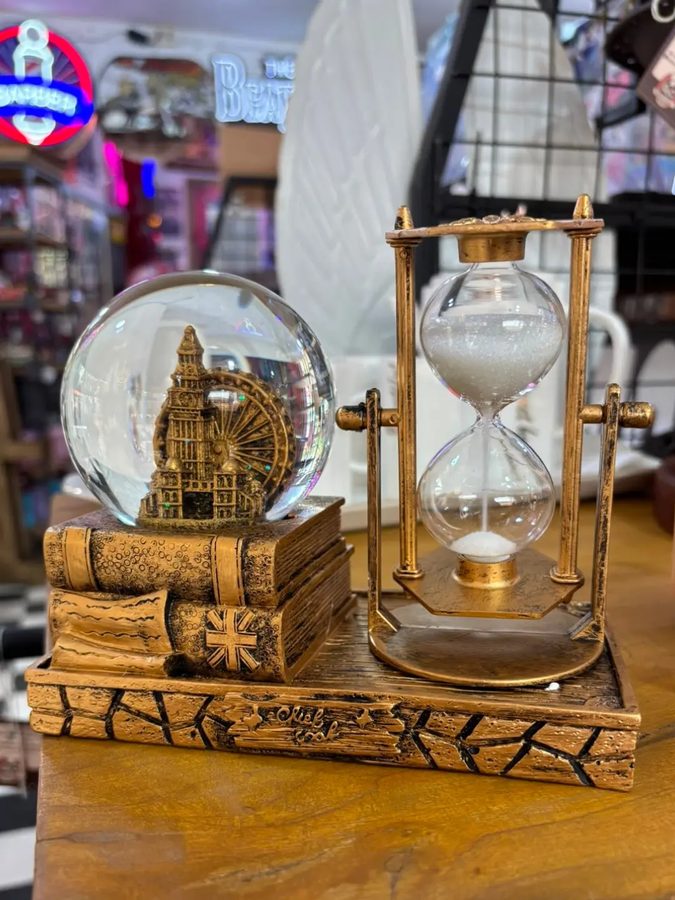 Bola de cristal de Londres con reloj de arena – base de libros
