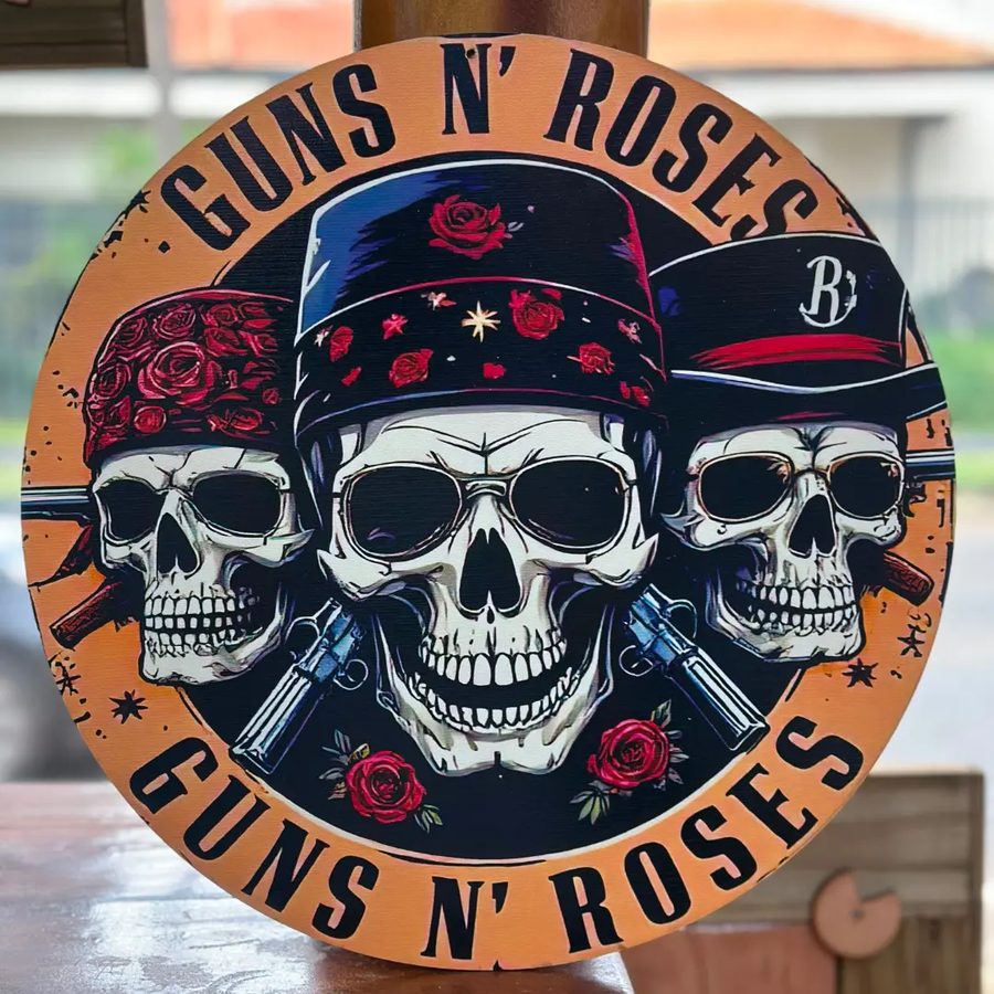 Chapa redonda Guns N' Roses – calaveras con rosas y revólveres