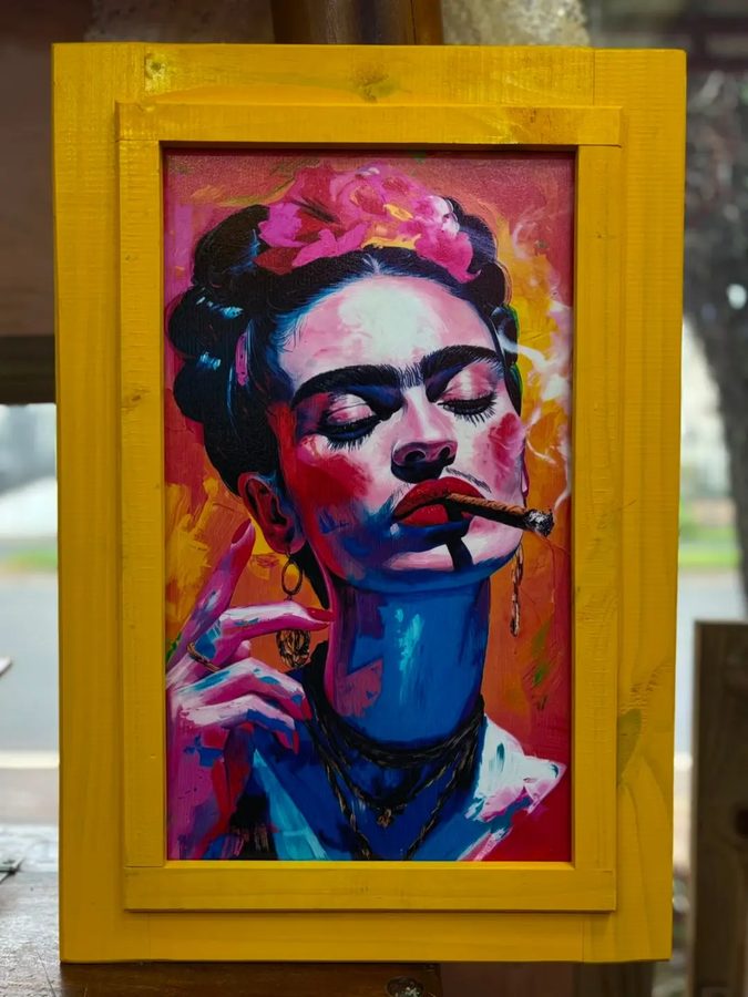 Cuadro retrato pop de mujer con flores en el pelo y cigarro